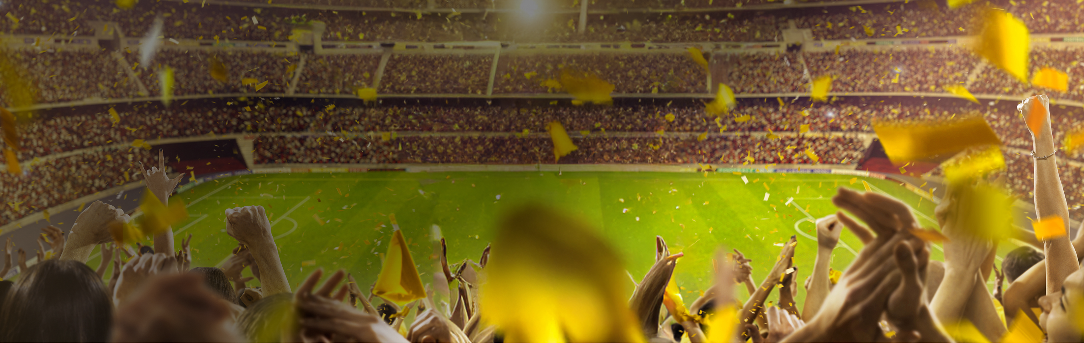 Torcedores vibrando em estádio lotado durante jogo de futebol